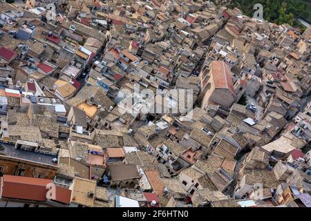 Vue abstraite sur les vieilles maisons méditerranéennes de Caltabellotta en Sicile Italie Banque D'Images
