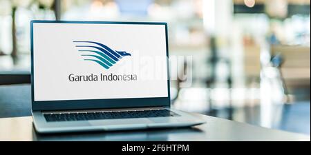 POZNAN, POL - 15 MARS 2021: Ordinateur portable affichant le logo de PT Garuda Indonesia, le porteur de drapeau de l'Indonésie Banque D'Images