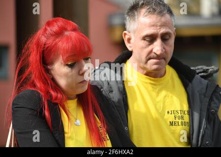 Nigel et Karina Driscoll, les parents de Melody Driscoll, parlent aux médias devant le tribunal du coroner de Southwark, à Londres, après l'enquête sur la mort de leur fille. Une jeune fille de 11 ans gravement malade qui avait des antécédents médicaux compliqués est décédée après avoir subi des complications à la suite d'une opération pour calculs biliaires, a déclaré un coroner. Date de la photo : jeudi 1er avril 2021. Banque D'Images