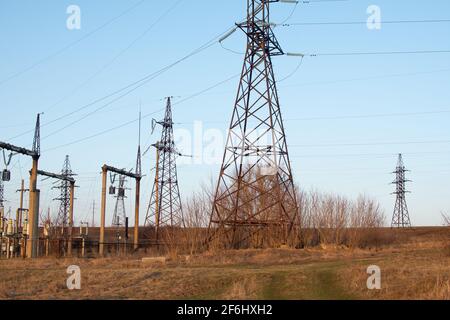 Tours de lignes haute tension. Sous-station électrique Banque D'Images