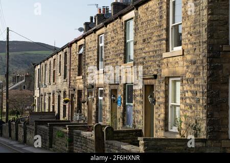 Rangée de maisons en terrasse sur Kinder Road, Hayfield, Derbyshire, y compris la maison où est né l'acteur britannique Arthur Lowe Banque D'Images