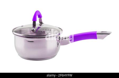 petite cuve en acier inoxydable brillant avec poignée en silicone violet et couvercle en verre - isolé sur fond blanc Banque D'Images