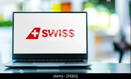 POZNAN, POL - 15 MARS 2021 : ordinateur portable affichant le logo de Swiss Air Lines, le porte-drapeau de la Suisse Banque D'Images