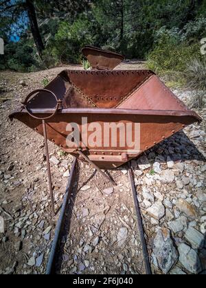 Ancienne voiture de décharge de mine et piste dans la nature Banque D'Images