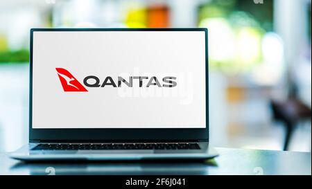 POZNAN, POL - 15 MARS 2021 : ordinateur portable affichant le logo de Qantas Airways, le porte-drapeau de l'Australie Banque D'Images