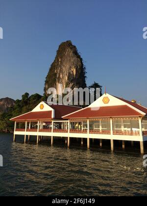 Koh Panyi, Phang Nga, Thaïlande - Mars 15 2016: Bateaux touristiques à longue queue parking sur la rive du village flottant de Koh Panyi Banque D'Images