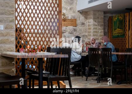 Les femmes palestiniennes mangent de l'houmous dans le restaurant Abu Shukri situé dans la rue Al Wad que les Israéliens appellent Haggai dans le quartier musulman, la vieille ville de Jérusalem Israël Banque D'Images