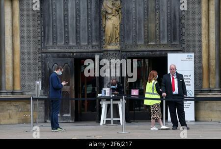 LONDRES, le 1er avril 2021 le personnel se trouve devant un centre de vaccination COVID-19 du NHS (National Health Service) à l'abbaye de Westminster à Londres, en Grande-Bretagne, le 31 mars 2021. 4,052 autres personnes en Grande-Bretagne ont été testées positives pour le COVID-19, portant le nombre total de cas de coronavirus dans le pays à 4,345,788, selon les chiffres officiels publiés mercredi. Credit: Xinhua/Alay Live News Banque D'Images