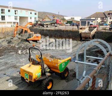 Opérations de dragage dans le port de Portreath à marée basse. Banque D'Images