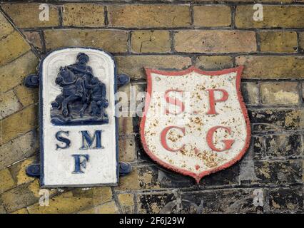 Londres, Angleterre, Royaume-Uni. Plaques d'assurance-incendie / marques de feu - indiquant qu'un bien était assuré par des services d'incendie privés, Theatre Royal, Drury Lane Banque D'Images