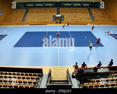 KFUM Linköping Ulimate Freesbee s'entraîner dans une salle de sport vide le soir de la semaine en mars. Banque D'Images