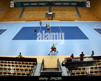 KFUM Linköping Ulimate Freesbee s'entraîner dans une salle de sport vide le soir de la semaine en mars. Banque D'Images