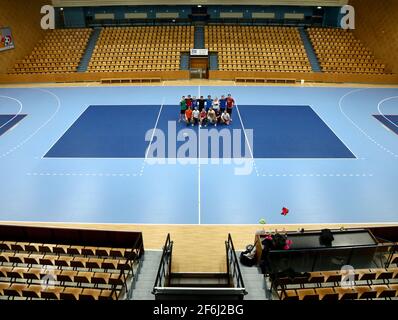 KFUM Linköping Ulimate Freesbee s'entraîner dans une salle de sport vide le soir de la semaine en mars. Banque D'Images