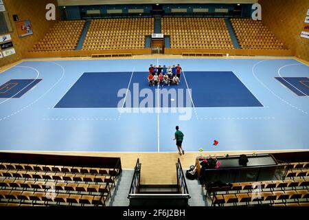 KFUM Linköping Ulimate Freesbee s'entraîner dans une salle de sport vide le soir de la semaine en mars. Banque D'Images