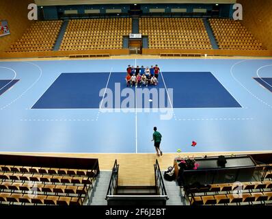 KFUM Linköping Ulimate Freesbee s'entraîner dans une salle de sport vide le soir de la semaine en mars. Banque D'Images