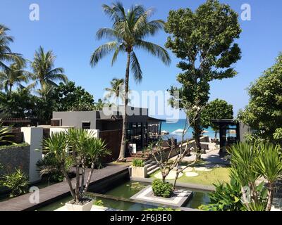 Phuket, Thaïlande - Mars 15 2015: Villas avec piscine privée à l'hôtel Aleenta Phuket Resort and Spa pendant la nuit Banque D'Images