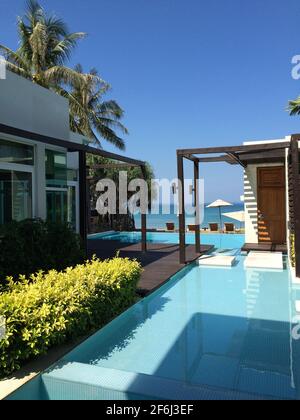 Phuket, Thaïlande - Mars 15 2015: Villas avec piscine privée à l'hôtel Aleenta Phuket Resort and Spa pendant la nuit Banque D'Images