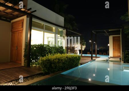 Phuket, Thaïlande - Mars 15 2015: Villas avec piscine privée à l'hôtel Aleenta Phuket Resort and Spa pendant la nuit Banque D'Images