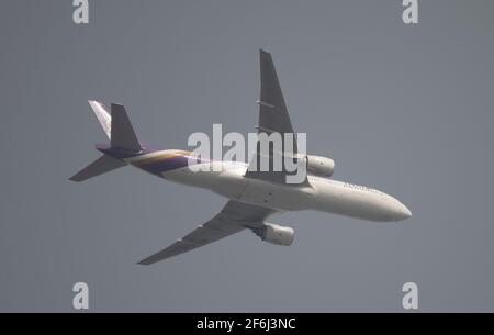 Le Boeing 777 HS-TJV de Thai Airways quitte Londres Heathrow en route À Bangkok le 1er avril 2021 Banque D'Images