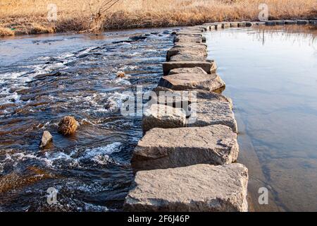 une rivière qui coule vigoureusement entre les ponts de pierre de la rivière. Banque D'Images