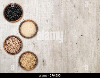 Assortiment de grains dans des bols en bois avec espace de copie. Banque D'Images