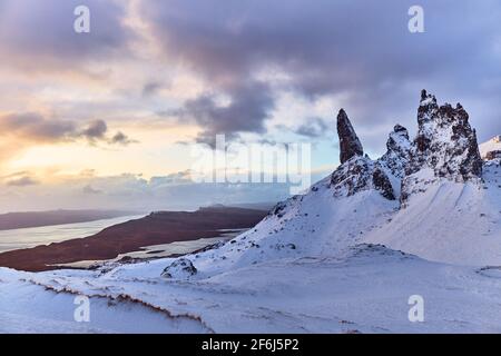 Old Man Storr, Isle Skye, Écosse. Coucher de soleil d'hiver depuis le sommet du sommet Banque D'Images