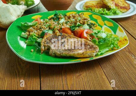 Poulet grillé cajun avec épeautre, poire et salade d'eau Banque D'Images