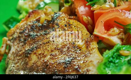 Poulet grillé cajun avec épeautre, poire et salade d'eau Banque D'Images