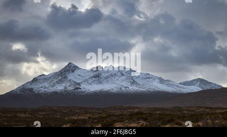 Pont près de River Etive, Glencoe, Écosse, Royaume-Uni. Rivière avec beaucoup d'eau, image dans la forêt avec Stob Dearg montagne en arrière-plan. atmo. Neige Banque D'Images