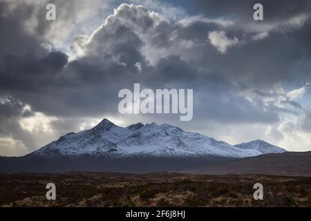 Pont près de River Etive, Glencoe, Écosse, Royaume-Uni. Rivière avec beaucoup d'eau, image dans la forêt avec Stob Dearg montagne en arrière-plan. atmo. Neige Banque D'Images