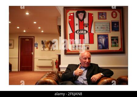 Greg Dyke, l'ancien directeur général de la BBC qui a démissionné à la suite de l'enquête Hutton, a été nommé président du British film Institute.photographié au club de football de Brentford. Photographie par David Sandison The Independent 11/3/2008 Banque D'Images