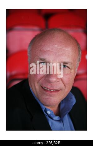 Greg Dyke, l'ancien directeur général de la BBC qui a démissionné à la suite de l'enquête Hutton, a été nommé président du British film Institute.photographié au club de football de Brentford. Photographie par David Sandison The Independent 11/3/2008 Banque D'Images