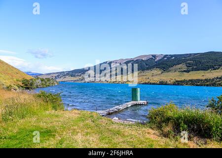 Bassin de toilettes extérieur vert au bord du lac, au bout d'une jetée en bois sur Languna Azul, parc national Torres del Paine, Patagonie, sud du Chili Banque D'Images