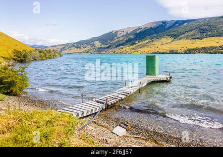 Bassin de toilettes extérieur vert au bord du lac, au bout d'une jetée en bois sur Languna Azul, parc national Torres del Paine, Patagonie, sud du Chili Banque D'Images