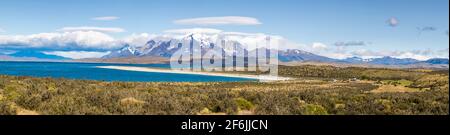 Formation inhabituelle de nuages lenticulaires au-dessus des pics de Torres del Paine et du lac Sarmiento dans le parc national de Torres del Paine, Patagonie, sud du Chili Banque D'Images