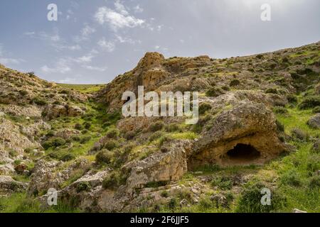 Deux grottes naturelles dans la région de Judée, Israël, au printemps. Banque D'Images