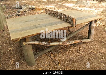 Ensemble de tennis de table en matériaux forestiers. Banque D'Images