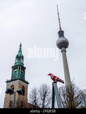 Alexanderplatz, Berlin, Allemagne. 1er avril 2021 le mémorial du coronavirus de l’artiste Dennis Josef Meseg, c’est comme ça. Les mannequins enveloppés de ruban rouge et blanc près de la fontaine Neptune suggèrent l'existence de personnes enregistrées pendant la pandémie de Covid. Les œuvres d'art sont déplacées d'un lieu à un autre et d'une ville à l'autre. Il a été situé au Brandenburger Tor hier. Banque D'Images