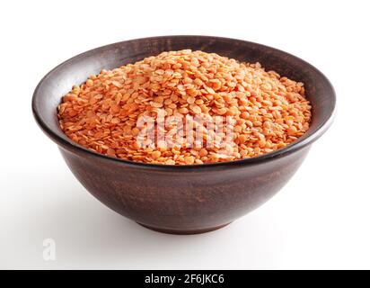 Lentilles rouges dans un bol en céramique isolé sur fond blanc Banque D'Images