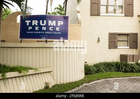 Un panneau de campagne politique lisant Ridin' avec Biden Harris est vu à l'extérieur d'une maison dans un quartier riche, à l'approche de l'élection générale de novembre 2020, à Miami, Floride, États-Unis Banque D'Images