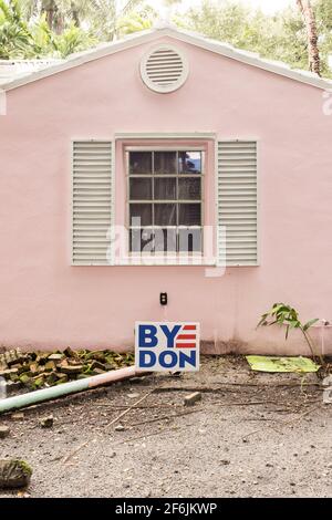 Un panneau de campagne politique lisant Bye Don est vu à l'extérieur d'une maison dans un quartier riche, à l'approche de l'élection générale de novembre 2020, à Miami, Floride, États-Unis Banque D'Images