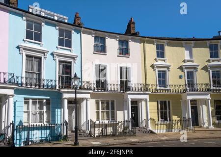 Maisons mitoyennes colorées incurvées de style victorien Chalcot Crescent Primrose Hill North London Banque D'Images