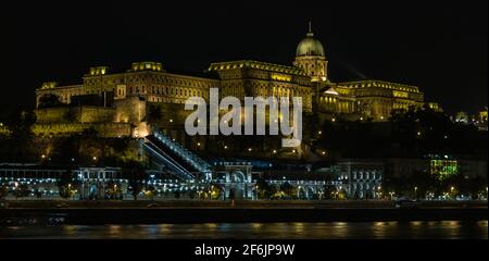 Une photo du château de Buda, la nuit, vue de l'autre victoire du Danube. Banque D'Images