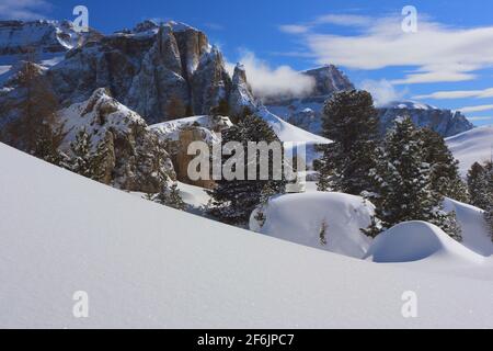 schöne Wolken und Schnee an den Felsen des Sella Massiv BEI Wolkenstein gegenüber vom Langkofel in Südtirol in den Dolomiten Italien Banque D'Images