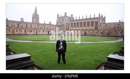 Bilawal Bhutto Zardari traverse un quadrilatère au Christ Church College d'Oxford, dans le sud de l'Angleterre le 11 janvier 2008. Le fils de Benazir Bhutto, chef de l'opposition pakistanaise assassiné, et maintenant président du Parti populaire pakistanais, commence un nouveau mandat d'étudiant de premier cycle à l'Université d'Oxford. pic David Sandison Banque D'Images