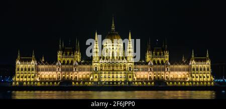 Une photo du parlement hongrois de nuit, vu de la marge en face du Danube. Banque D'Images