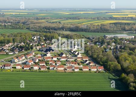 Photographie aérienne le village du Gué-de-Longroi , situé dans le département de Beauce en Eure-et-Loir dans la région Centre-Val de Loire, France. Banque D'Images