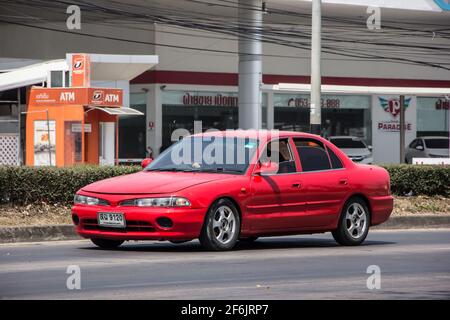 Chiangmai, Thaïlande - Mars 4 2021: Vieille voiture privée Mazda 626. Photo sur la route no 1001 à environ 8 km du centre-ville de Chiangmai, thaïlande. Banque D'Images