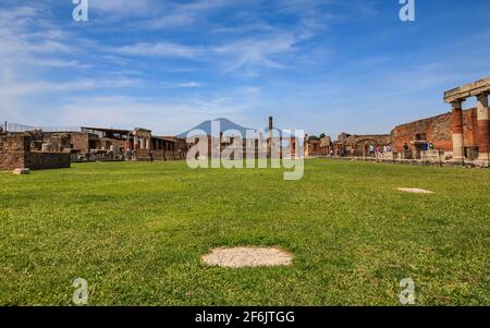 En regardant à travers le Forum vers le Macellum et le Temple de Jupiter avec le Vésuve en arrière-plan, Pompéi, Italie Banque D'Images