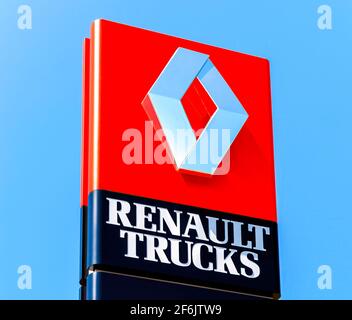 SAMARA, RUSSIE - 29 MAI 2016 : Les Renault signe plus de ciel bleu. Renault est un constructeur automobile multinational français Banque D'Images